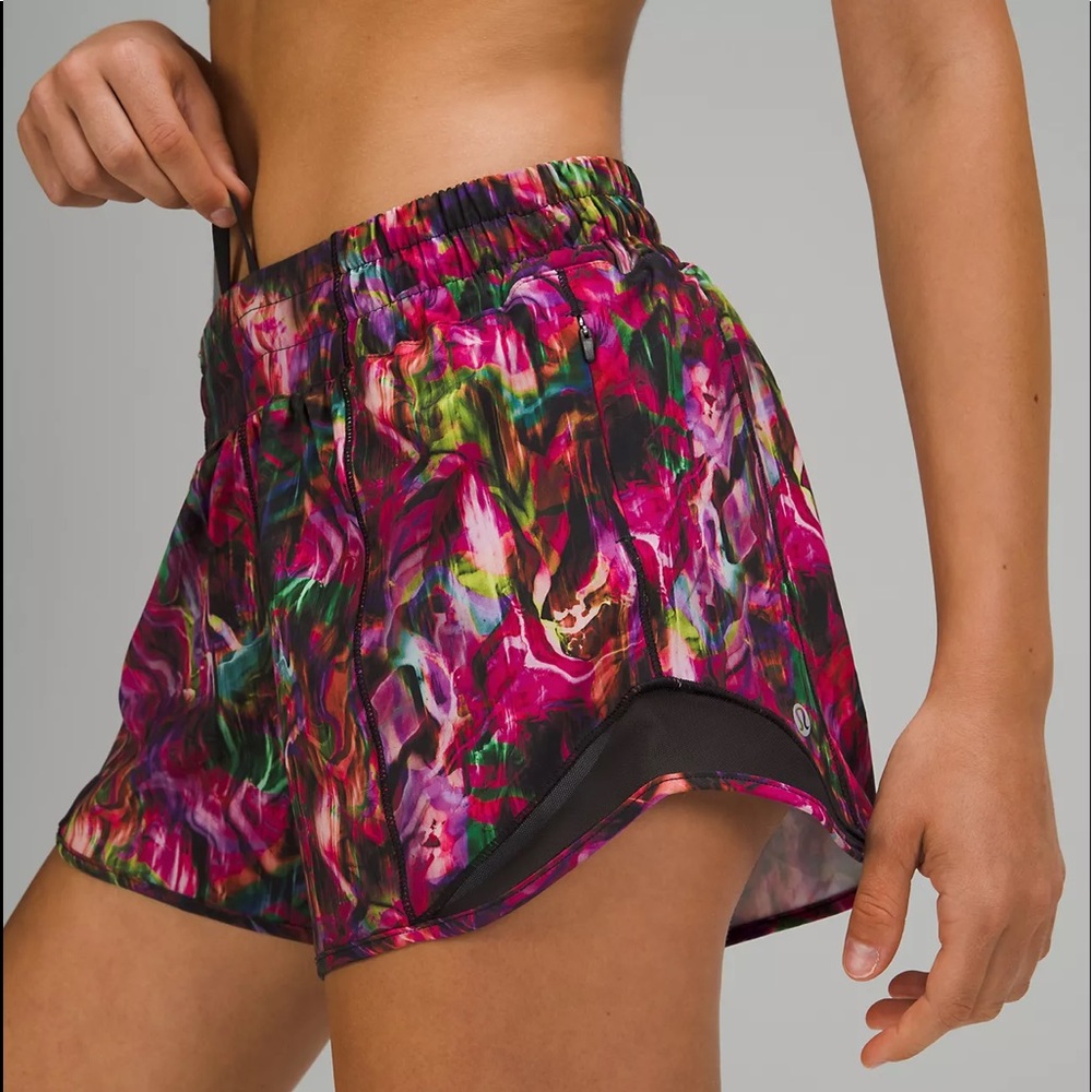 Lululemon Hotty Hot LR Short 4” Lined-NWT!!